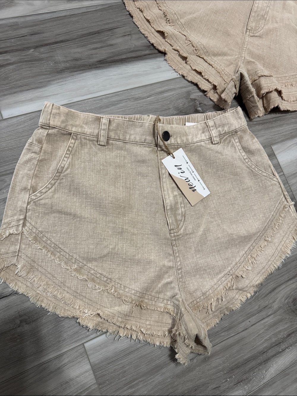 Very J Frayed Hem Shorts – Size Medium